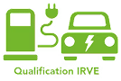 Qualification IRVE : Certification pour l'installation de bornes de recharge VE. Icône verte stylisée montrant une voiture électrique branchée à une borne de recharge. Le texte en bas indique : Qualification IRVE. Certification en infrastructure de recharge.